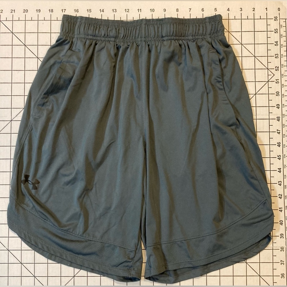 Under Armour Men’s Size Medium‎ Grey/Black Loose Fit Athletic Shorts